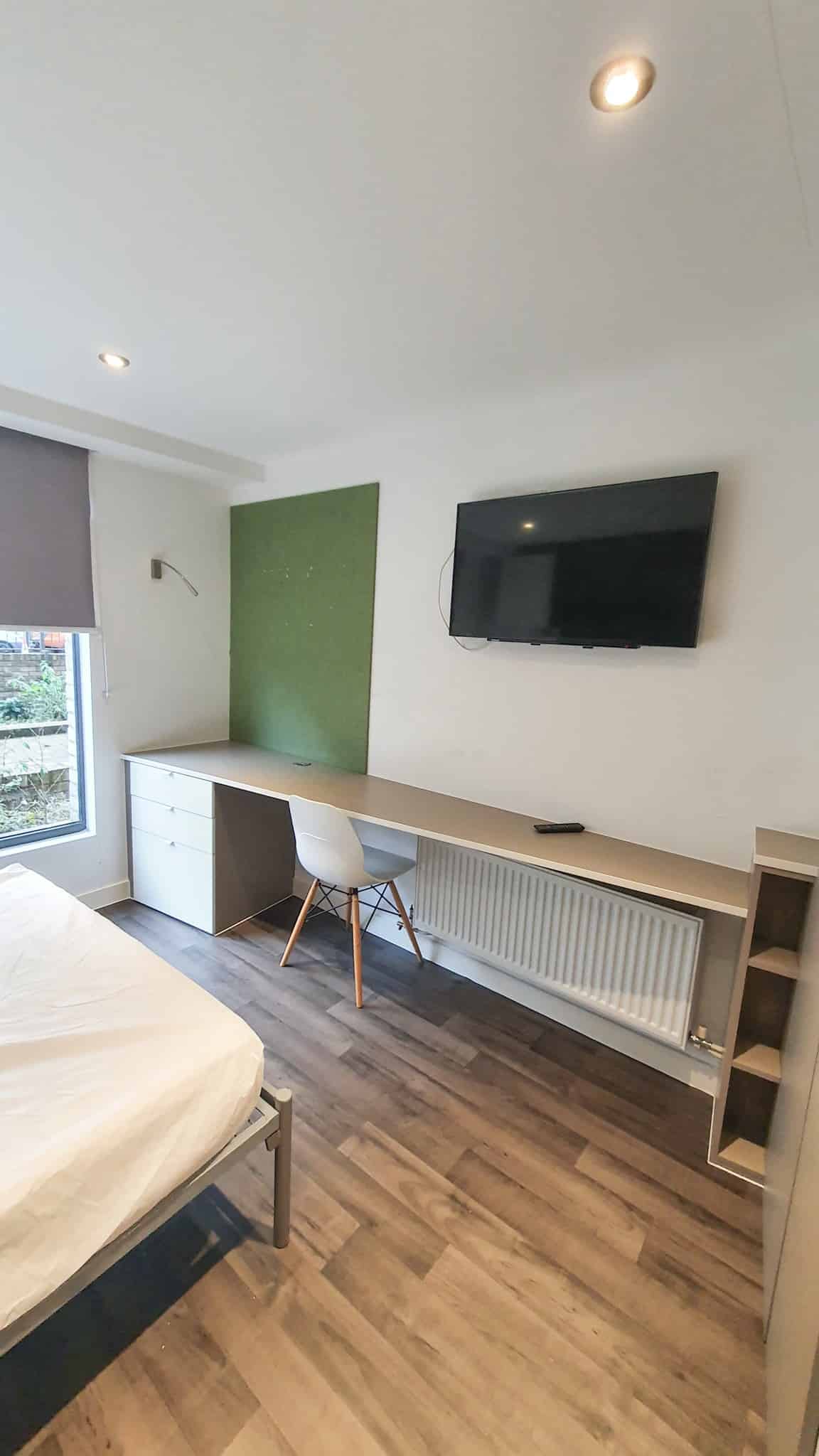 Exterior?w=400&h=260&fit=crop&q=40&auto=format&trim=auto