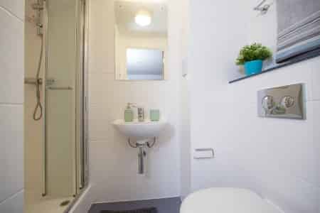 Exterior?w=400&h=260&fit=crop&q=40&auto=format&trim=auto