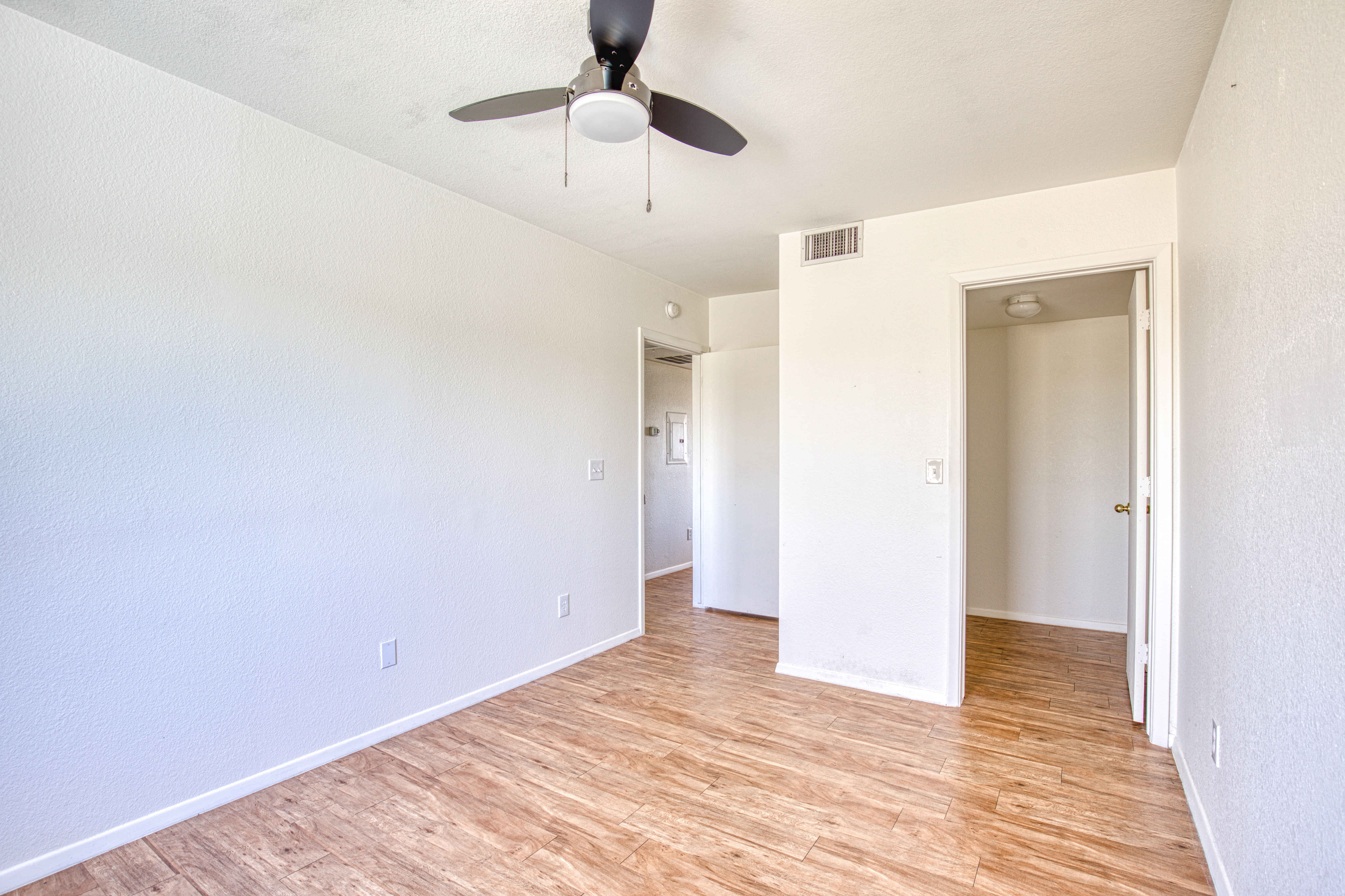 Exterior?w=400&h=260&fit=crop&q=40&auto=format&trim=auto