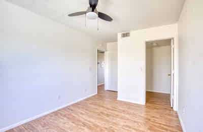 Exterior?w=400&h=260&fit=crop&q=40&auto=format&trim=auto