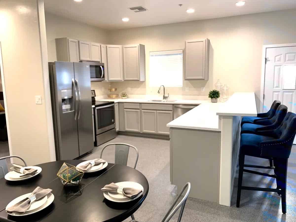 Exterior?w=400&h=260&fit=crop&q=40&auto=format&trim=auto