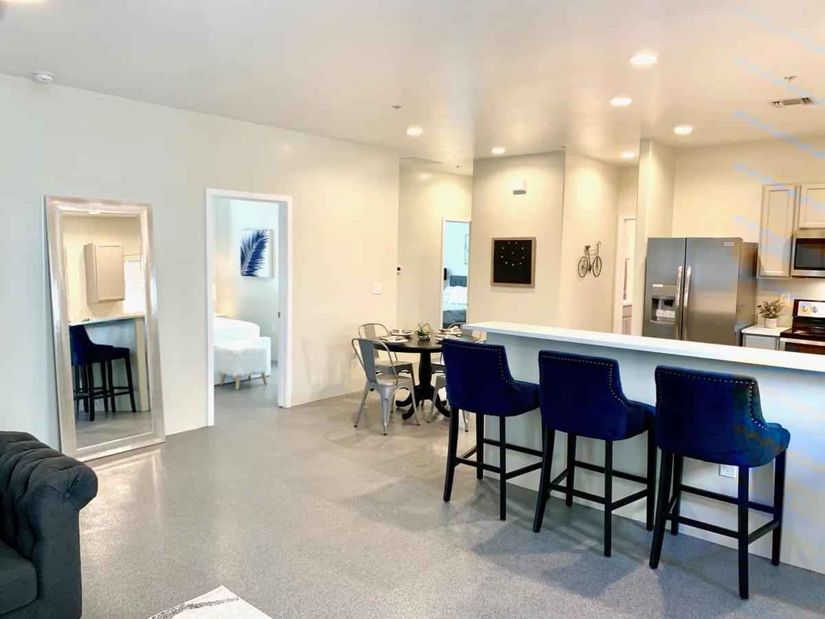 Exterior?w=400&h=260&fit=crop&q=40&auto=format&trim=auto