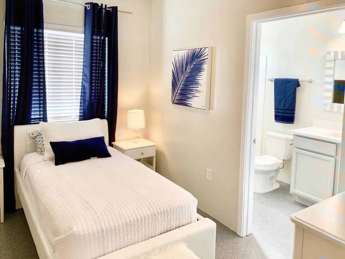 Exterior?w=400&h=260&fit=crop&q=40&auto=format&trim=auto