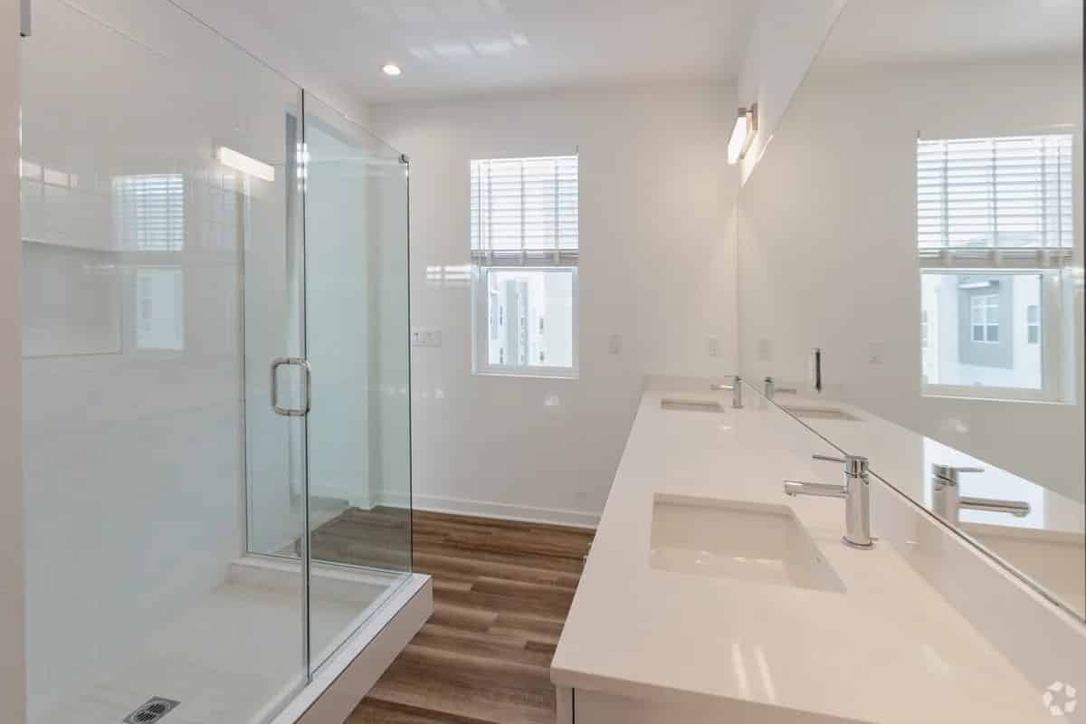 Exterior?w=400&h=260&fit=crop&q=40&auto=format&trim=auto