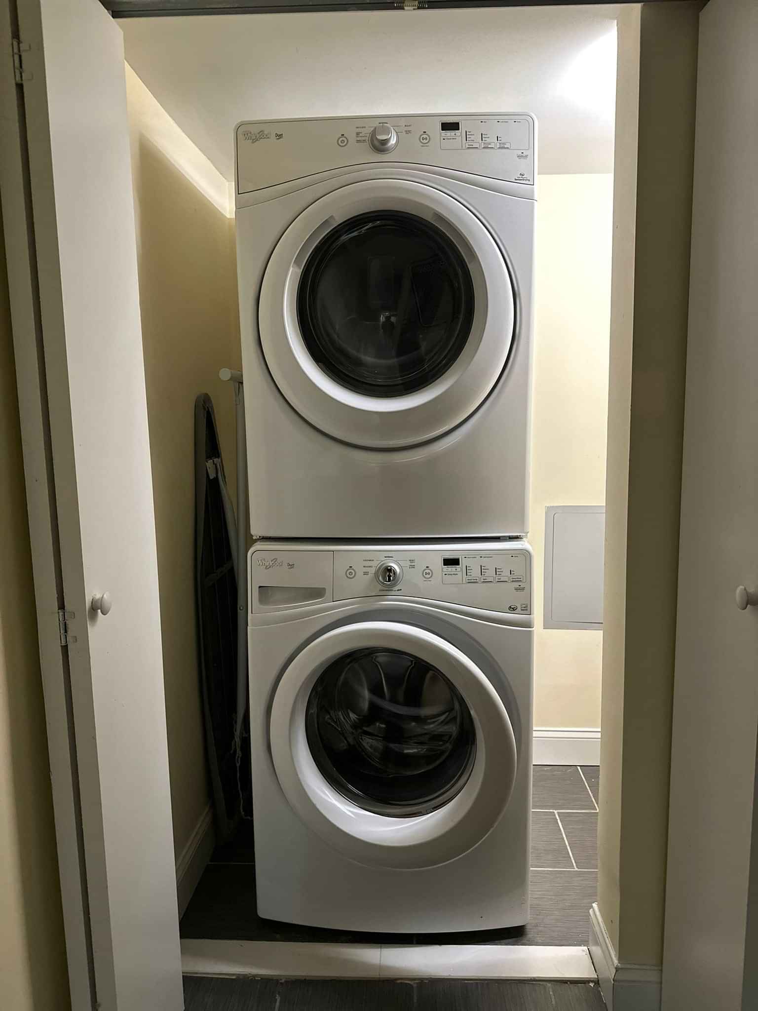 Silver Room 2 - Bathroom?w=400&h=260&fit=crop&q=40&auto=format&trim=auto