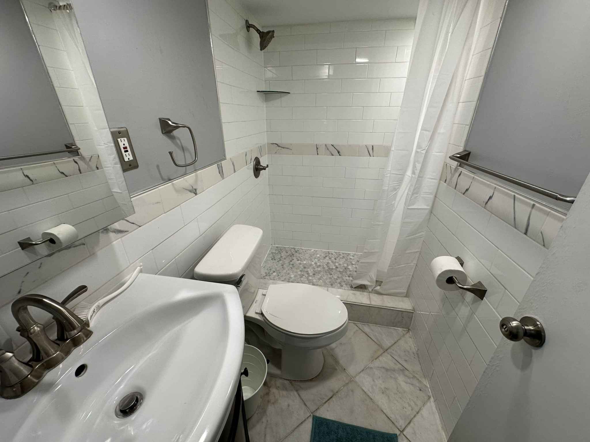 Florida Ave, Washington DC - Washington DC, District of Columbia, United States - Silver Room 2 - Bathroom