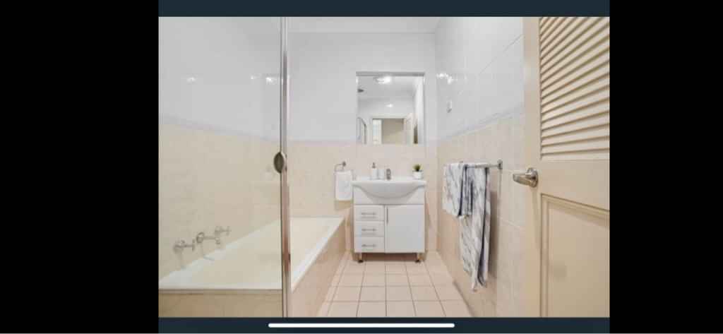 Common Area?w=400&h=260&fit=crop&q=40&auto=format&trim=auto