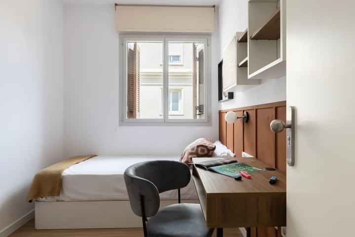 Standard Single Room with Ensuite Bathroom - Bedroom
