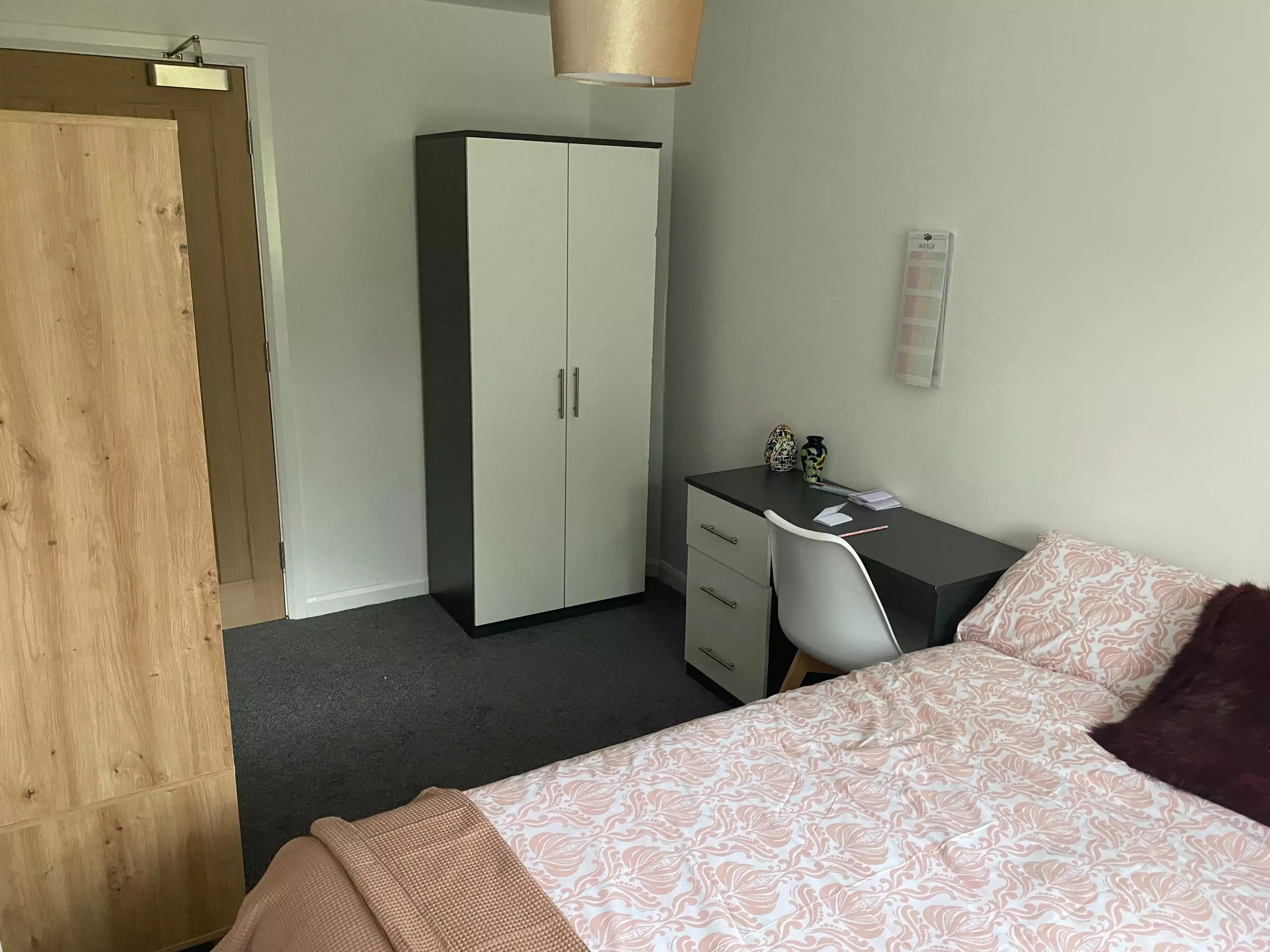 Exterior?w=400&h=260&fit=crop&q=40&auto=format&trim=auto