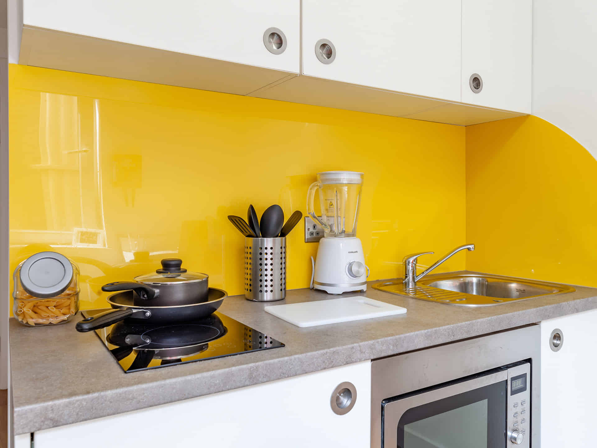 Amenities?w=400&h=260&fit=crop&q=40&auto=format&trim=auto