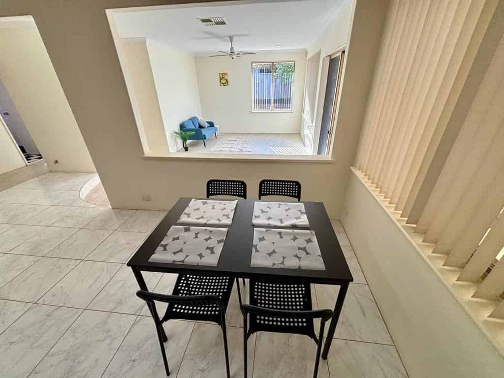 Common Area?w=400&h=260&fit=crop&q=40&auto=format&trim=auto