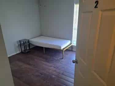 Bathroom?w=400&h=260&fit=crop&q=40&auto=format&trim=auto