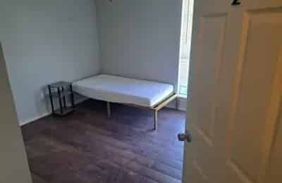 Bathroom?w=400&h=260&fit=crop&q=40&auto=format&trim=auto