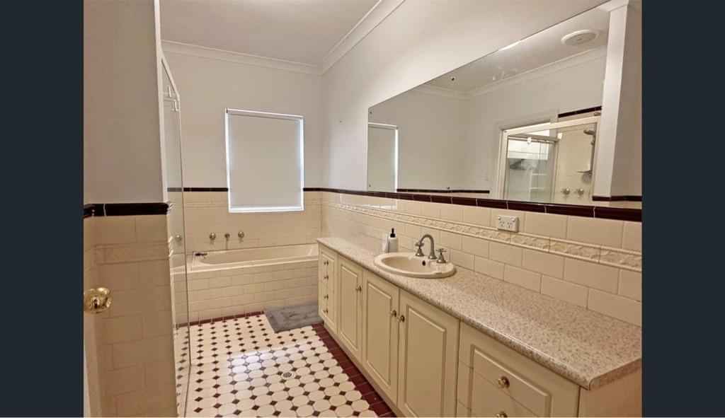 Exterior?w=400&h=260&fit=crop&q=40&auto=format&trim=auto