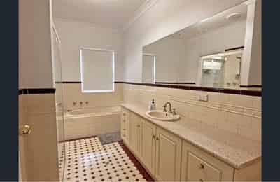 Exterior?w=400&h=260&fit=crop&q=40&auto=format&trim=auto