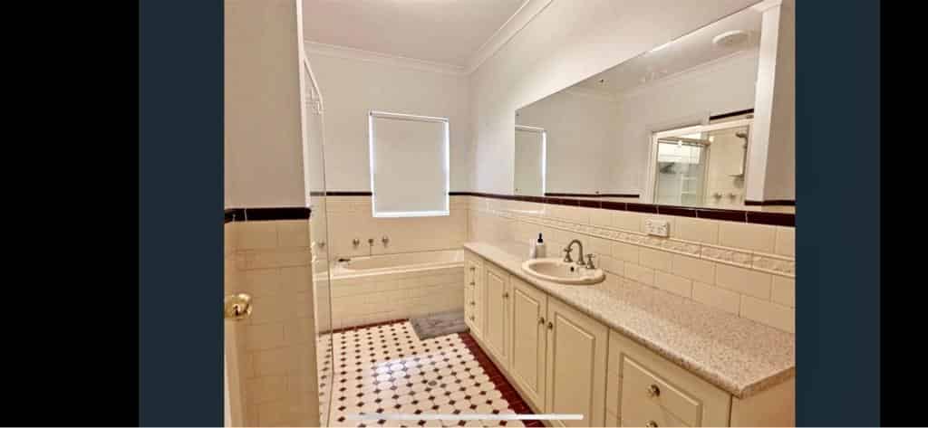 Exterior?w=400&h=260&fit=crop&q=40&auto=format&trim=auto