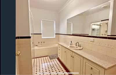 Exterior?w=400&h=260&fit=crop&q=40&auto=format&trim=auto