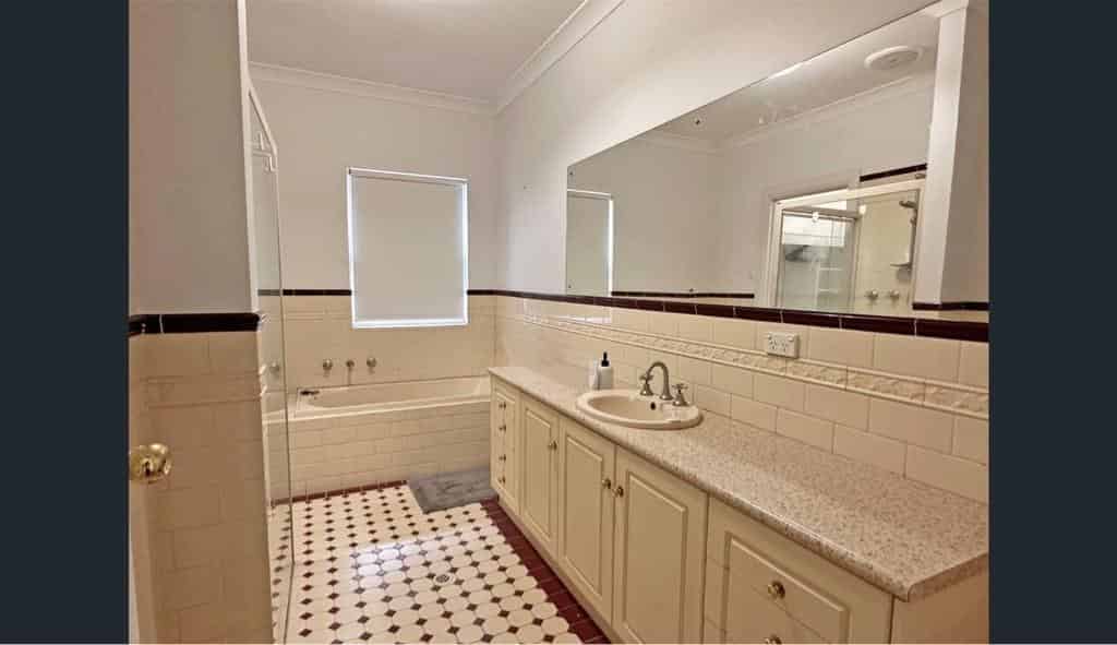 Exterior?w=400&h=260&fit=crop&q=40&auto=format&trim=auto