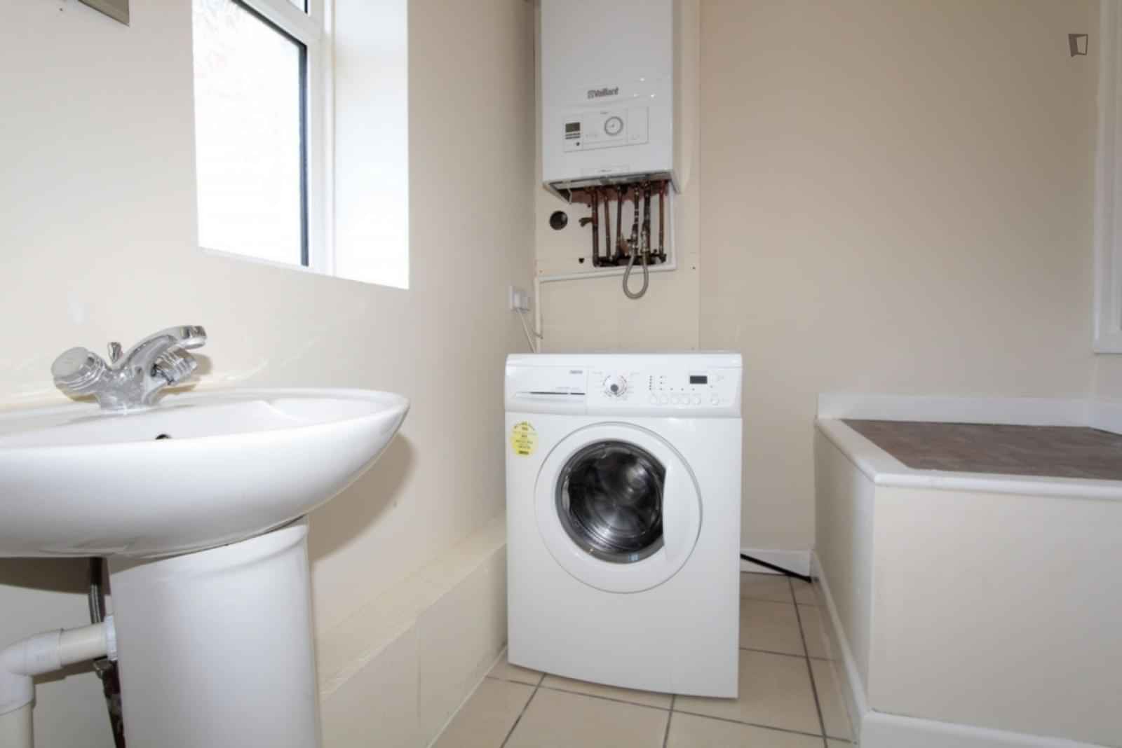 5 bedroom apartment, Capstan Square - London, England, United Kingdom - Bedroom 1  - Bathroom