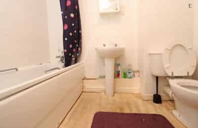 4 bedroom apartment, Meridian Place - London, England, United Kingdom - Bedroom 2 - Bathroom