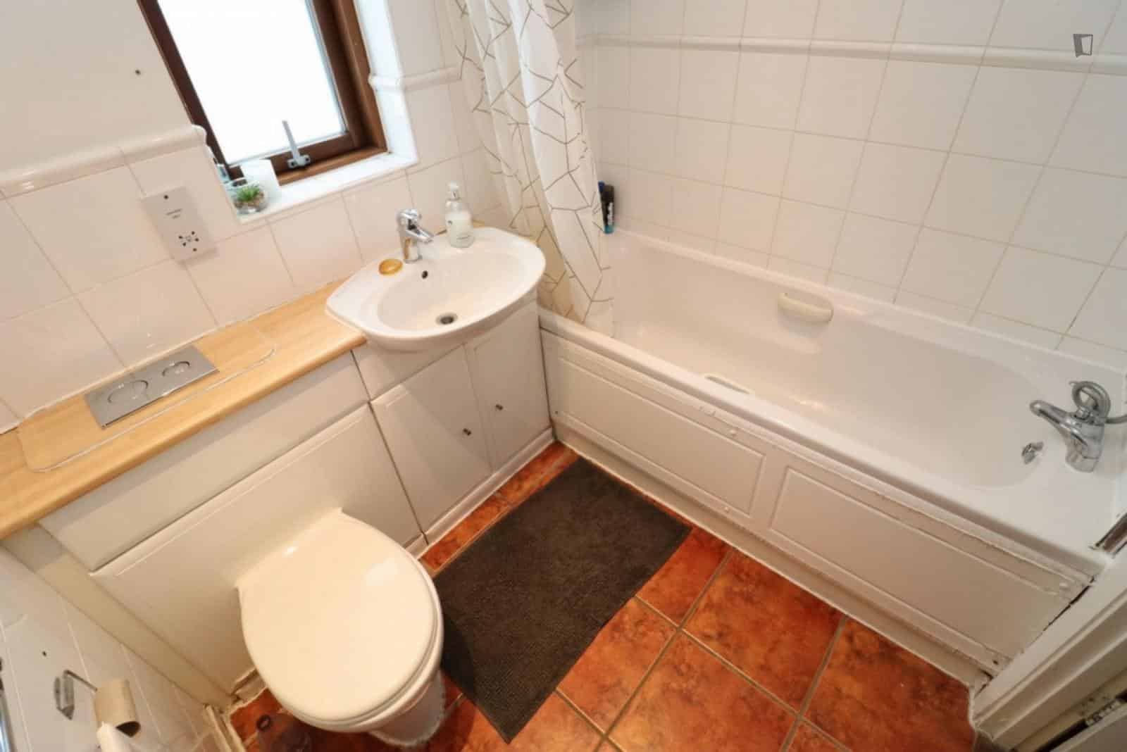 4 bedroom apartment, 4 Barchester Street - London, England, United Kingdom - Bedroom 1  - Bathroom