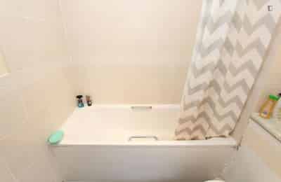 4 bedroom house, Sextant Avenue - London, England, United Kingdom - Bedroom 1 - Bathroom