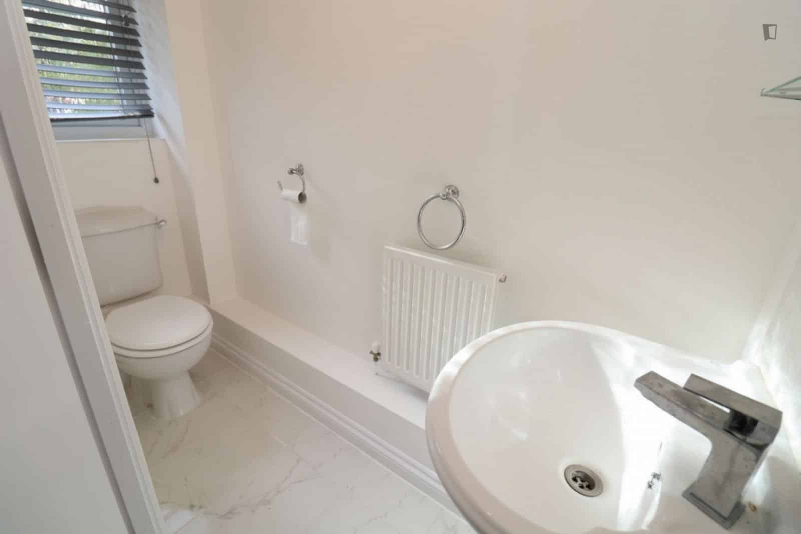 5 bedroom house, Galleons Drive - London, England, United Kingdom - Bedroom 2 - Bathroom