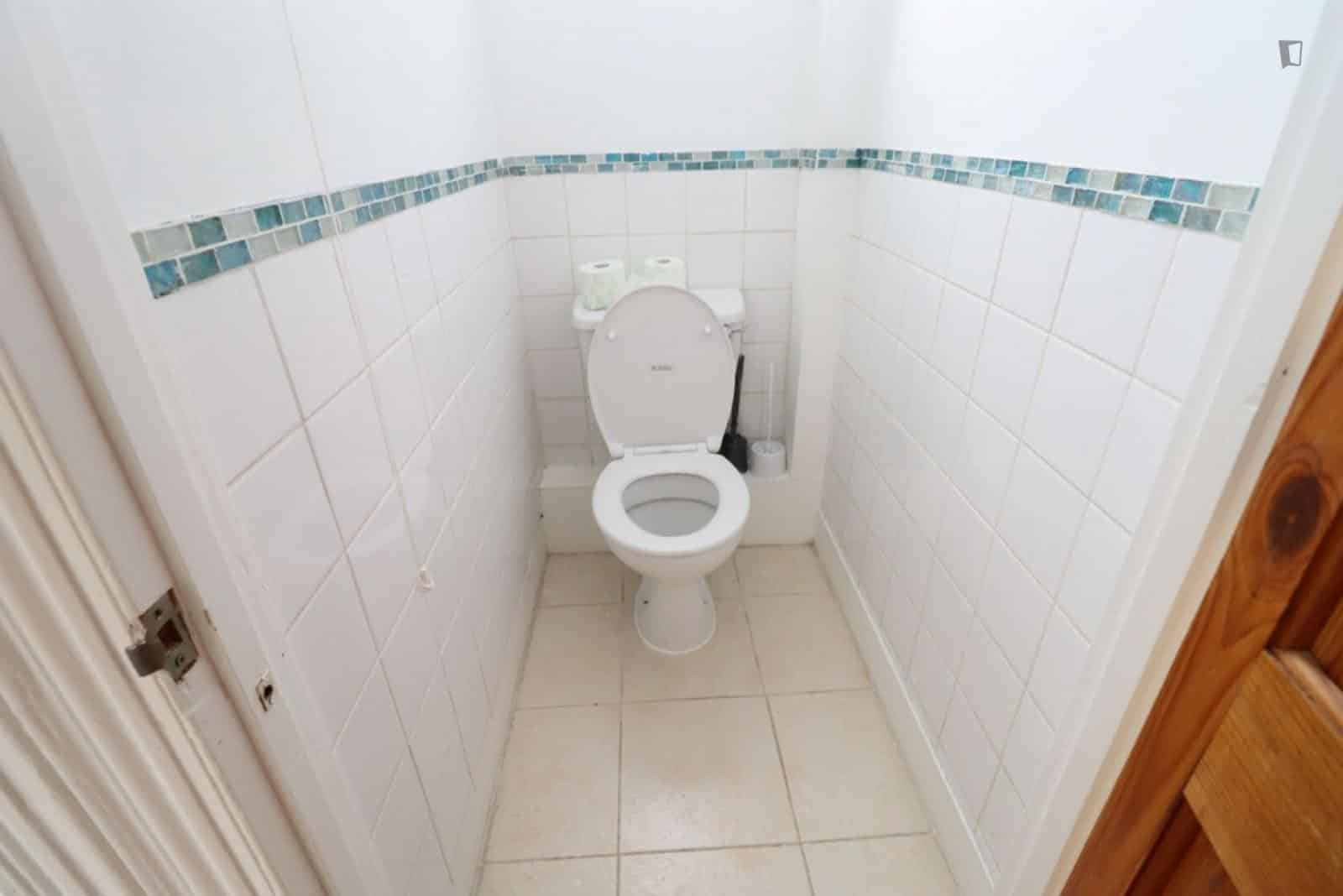 6 bedroom apartment, Albacore Crescent - London, England, United Kingdom - Bedroom 2 - Bathroom