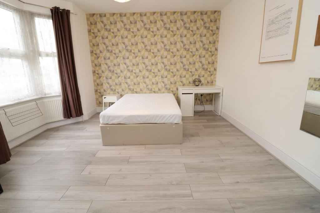 6 bedroom house, Inverine Road - London, England, United Kingdom - Room 1 - Bedroom