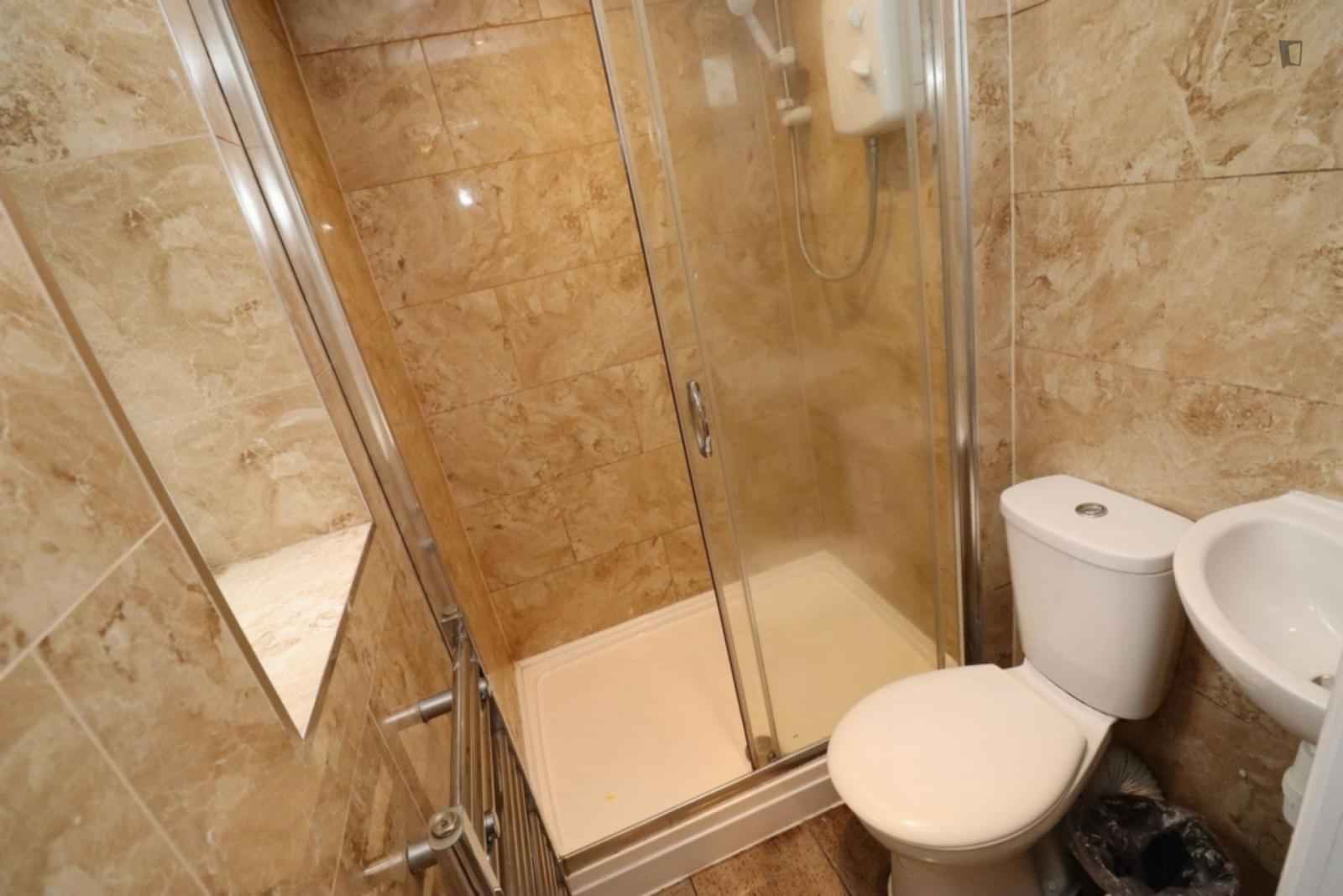 Room 1 - Bedroom?w=400&h=260&fit=crop&q=40&auto=format&trim=auto