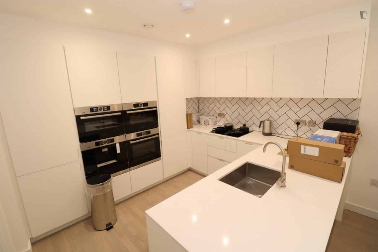 Exterior?w=400&h=260&fit=crop&q=40&auto=format&trim=auto