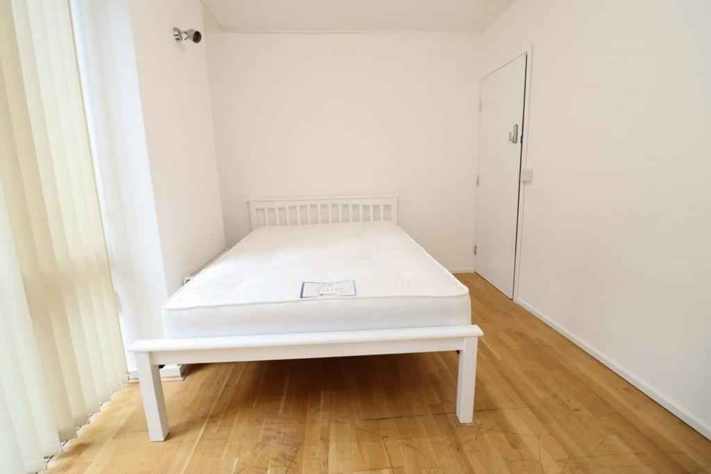 4 bedroom apartment, Becquerel Court - London, England, United Kingdom - Room 1 - Bedroom