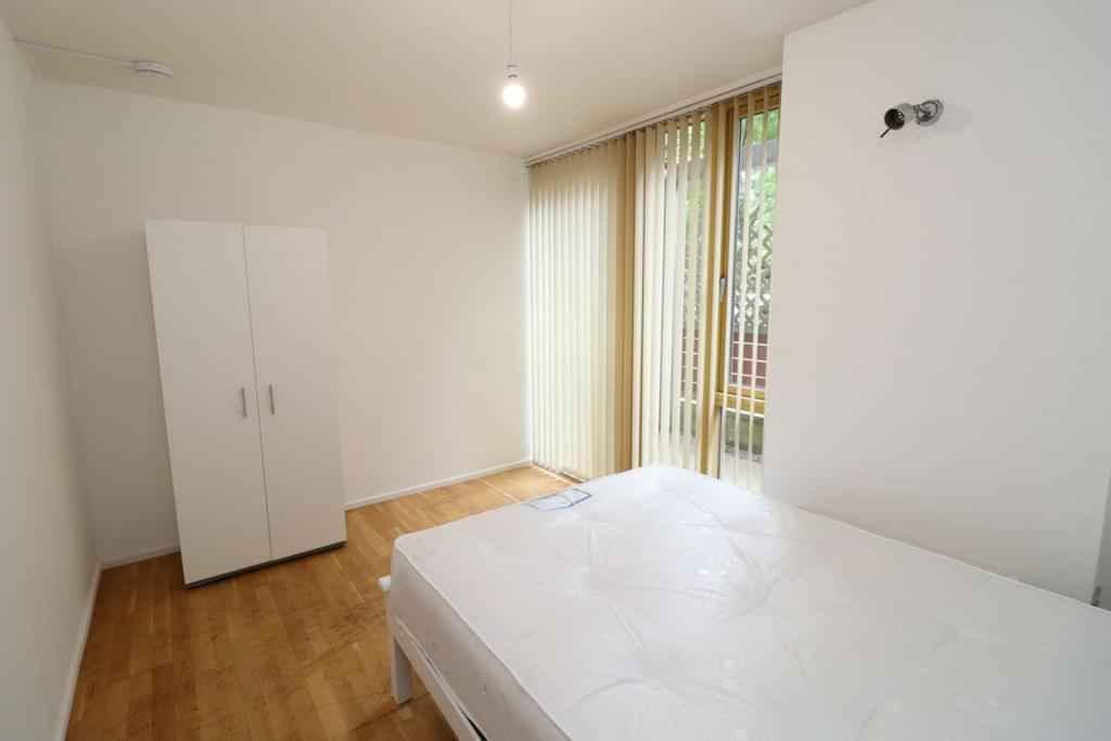 4 bedroom apartment, Becquerel Court - London, England, United Kingdom - Room 1 - Bedroom