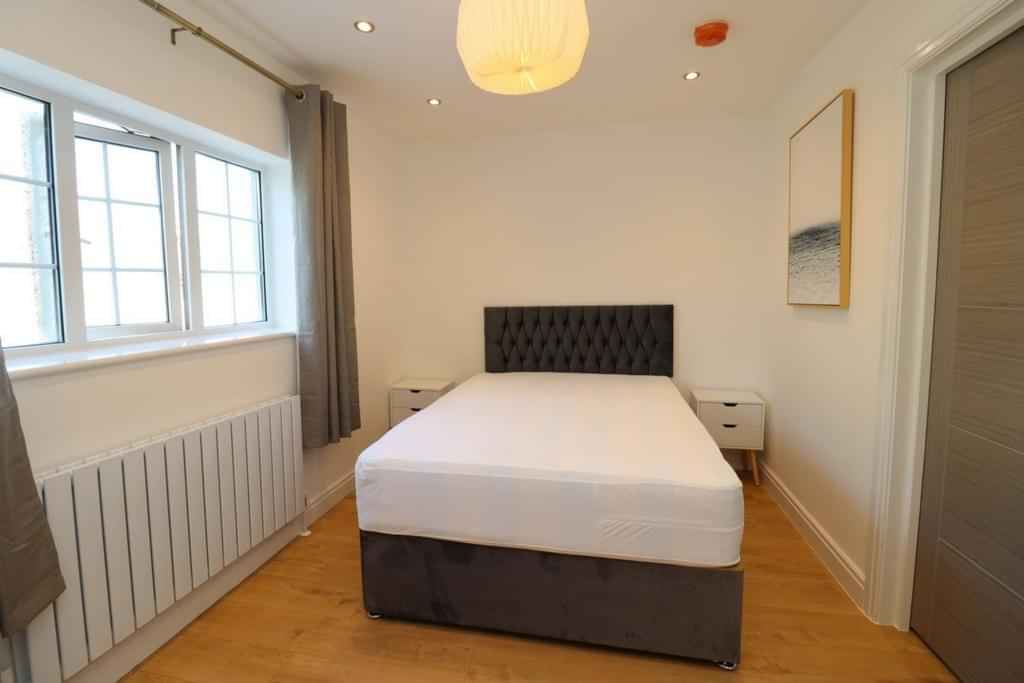4 bedroom house, Duckett Street - London, England, United Kingdom - Room 1 - Bedroom