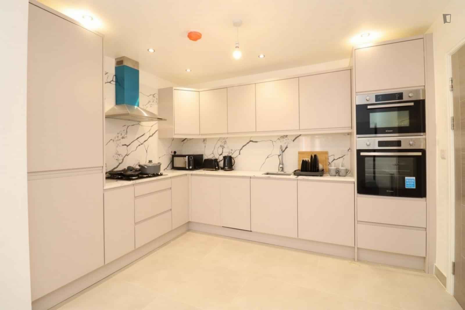 Room 1 - Bedroom?w=400&h=260&fit=crop&q=40&auto=format&trim=auto