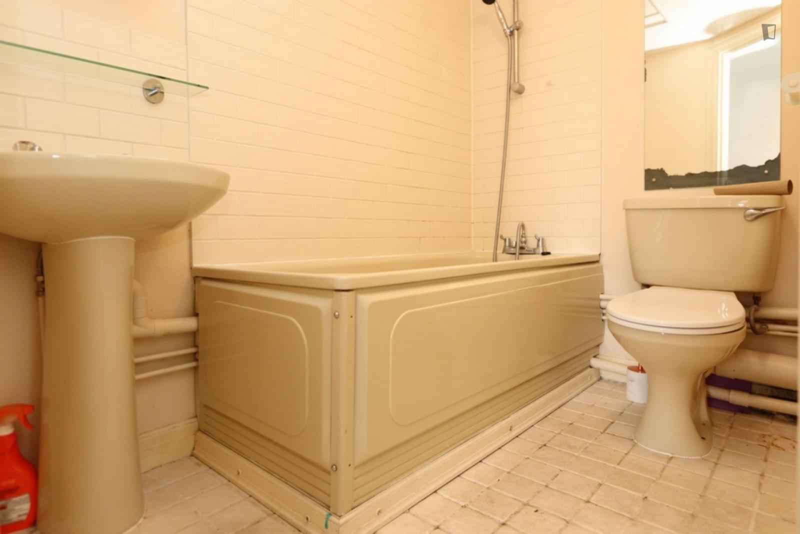 Room 1 - Bedroom?w=400&h=260&fit=crop&q=40&auto=format&trim=auto