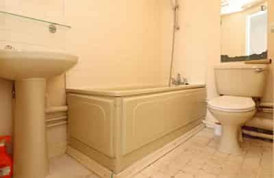 Room 1 - Bedroom?w=400&h=260&fit=crop&q=40&auto=format&trim=auto