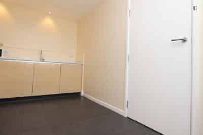 Common Area?w=400&h=260&fit=crop&q=40&auto=format&trim=auto