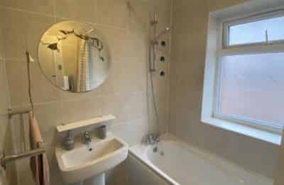 Room 1 - Bedroom?w=400&h=260&fit=crop&q=40&auto=format&trim=auto