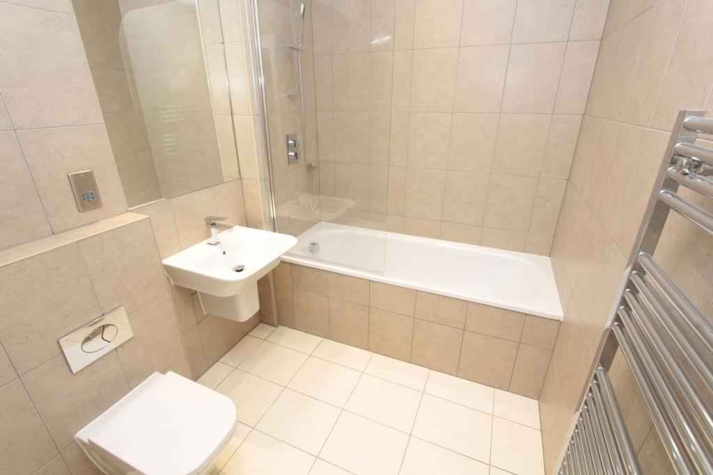 3 bedroom apartment, Centenary Heights - London, England, United Kingdom - bathroom - Bathroom  - 04-07-2023