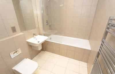 3 bedroom apartment, Centenary Heights - London, England, United Kingdom - bathroom - Bathroom - 04-07-2023