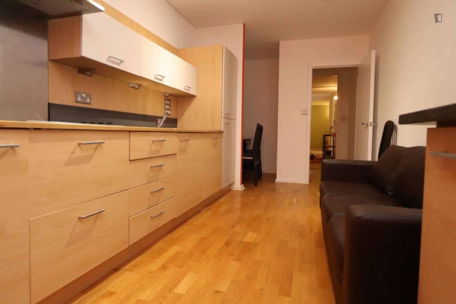 Exterior?w=400&h=260&fit=crop&q=40&auto=format&trim=auto