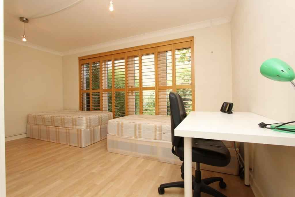 3 bedroom apartment, Ropemaker Road - London, England, United Kingdom - Room 1 - Bedroom