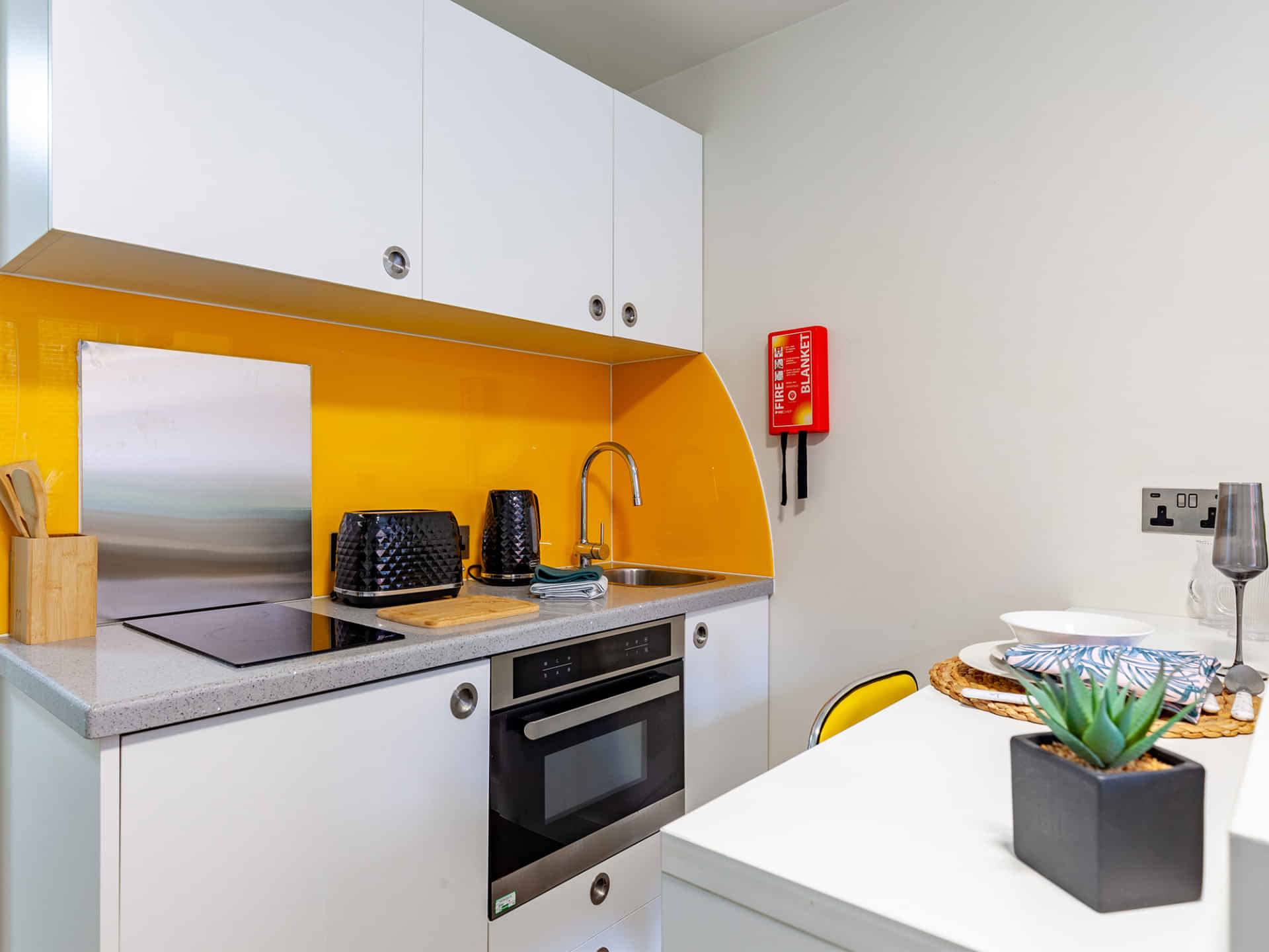 Amenities?w=400&h=260&fit=crop&q=40&auto=format&trim=auto