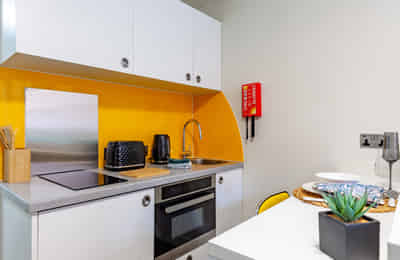 Amenities?w=400&h=260&fit=crop&q=40&auto=format&trim=auto