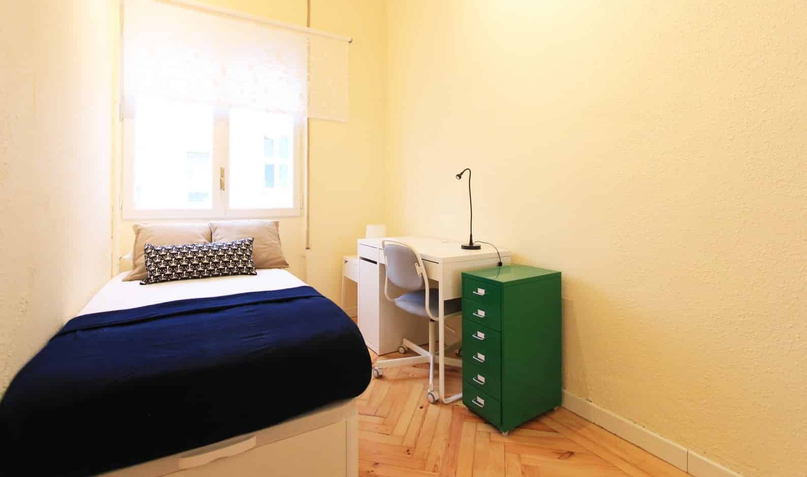 Bathroom?w=400&h=260&fit=crop&q=40&auto=format&trim=auto