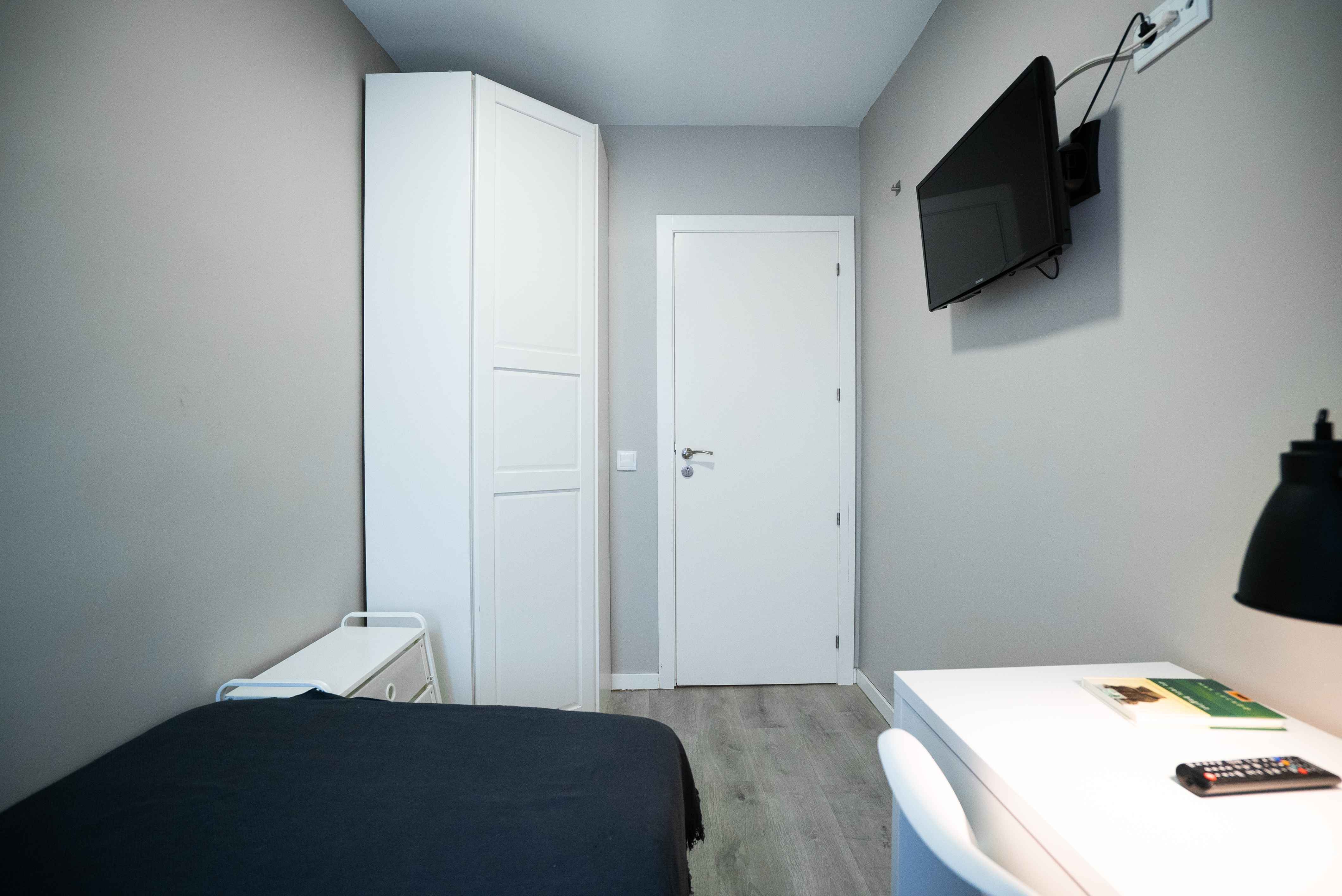 Bathroom?w=400&h=260&fit=crop&q=40&auto=format&trim=auto