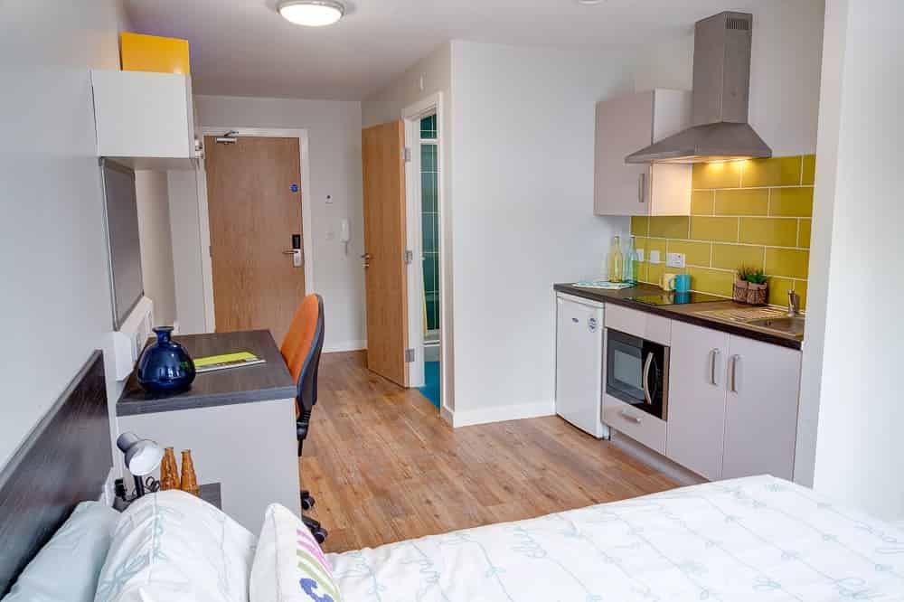 Common Area?w=400&h=260&fit=crop&q=40&auto=format&trim=auto