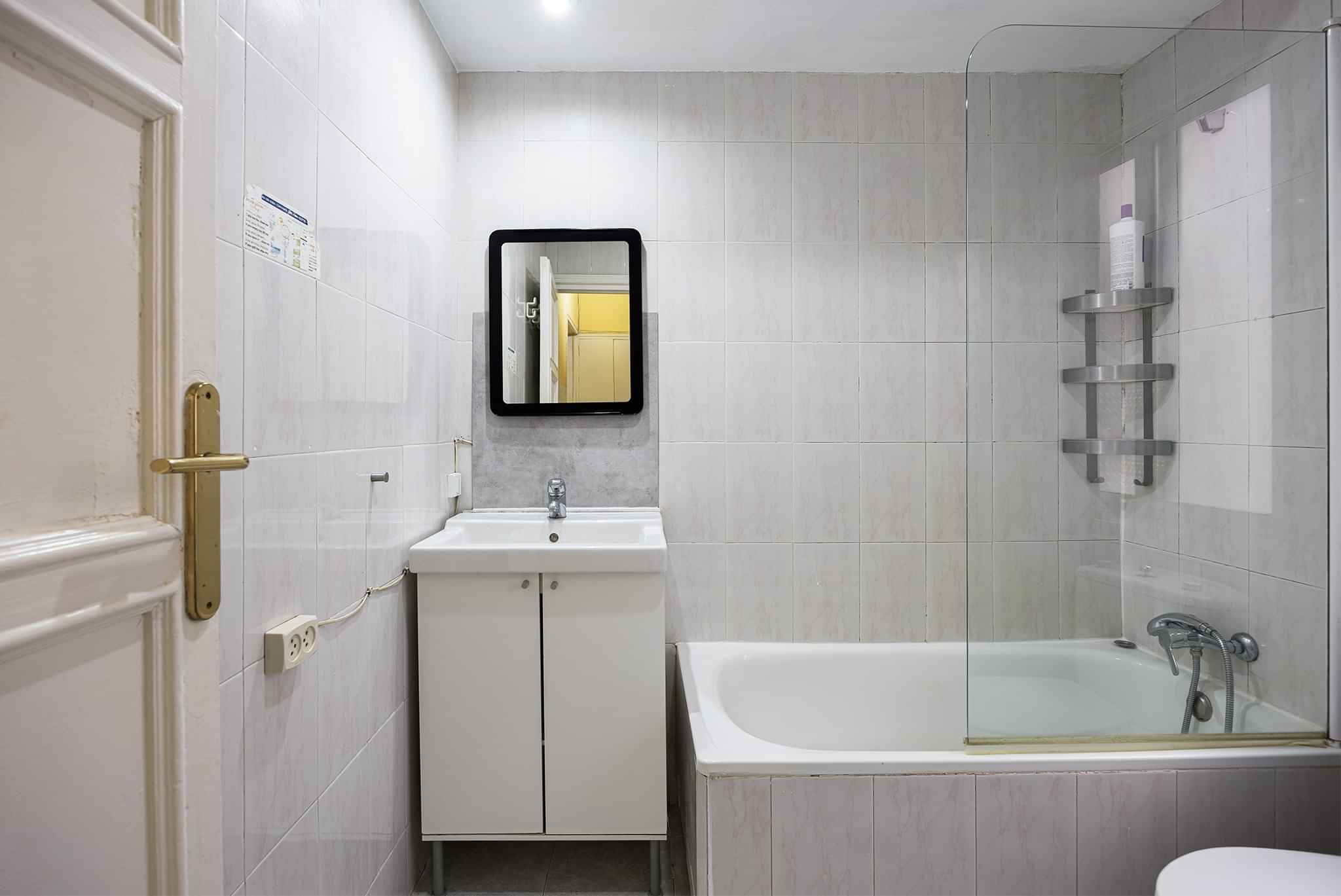 Cartagena, Madrid - Madrid, Spain - Bathroom