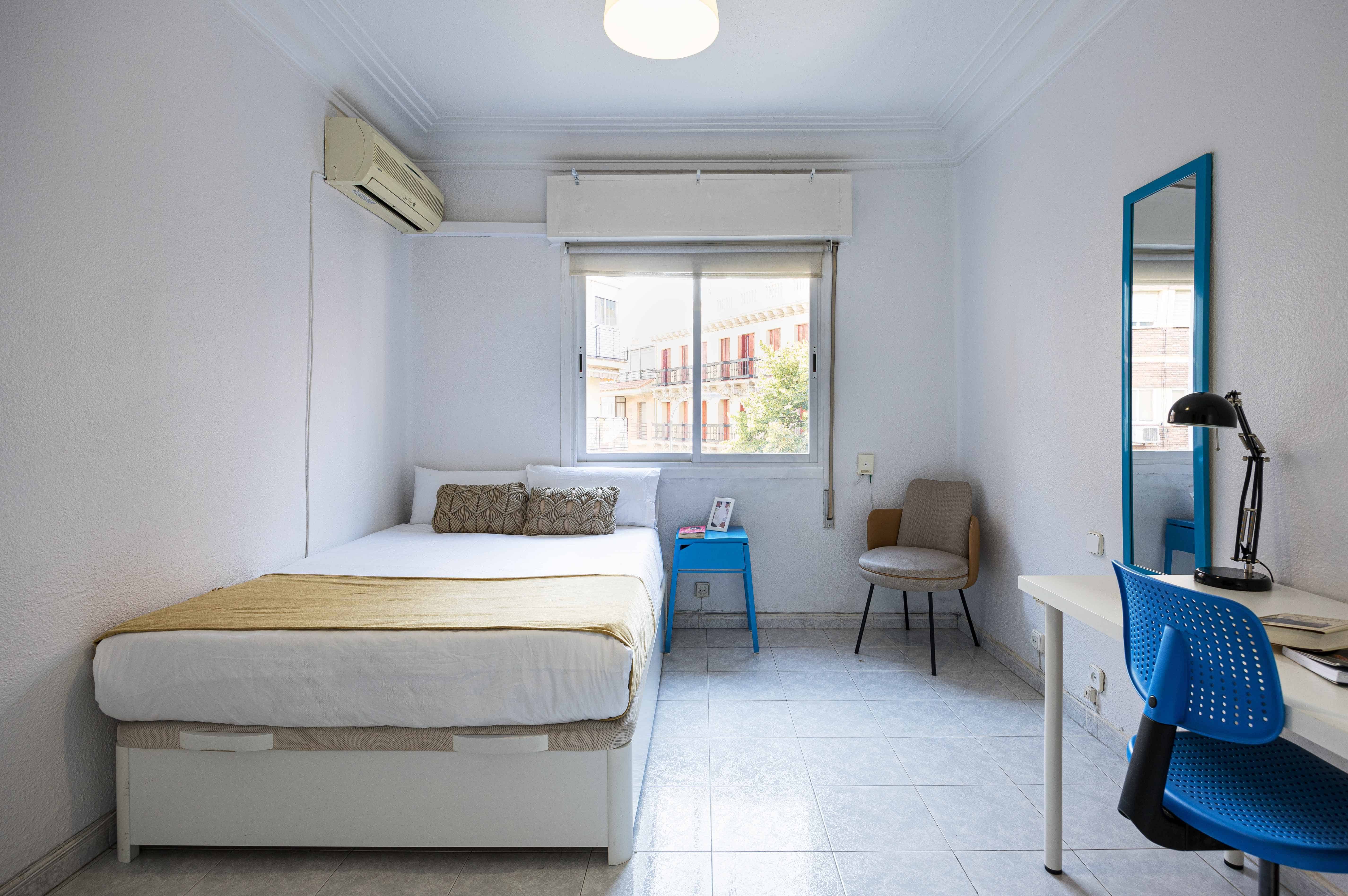 Bathroom?w=400&h=260&fit=crop&q=40&auto=format&trim=auto